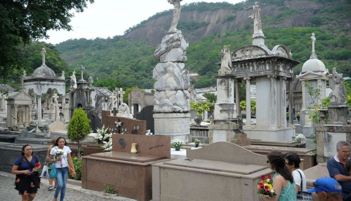 Registros de mortes no Brasil ainda superam patamar pré-pandemia